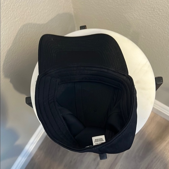 Nike Black and Green Hat with Minimalist Design - Picture 4 of 4